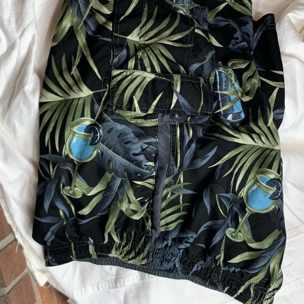 XL Floral Tropical Paradise & Drinks Swim shorts - Picture 10 of 12